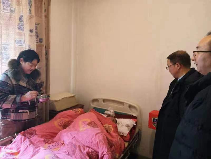 图片包含 男人, 人, 站, 房间 描述已自动生成