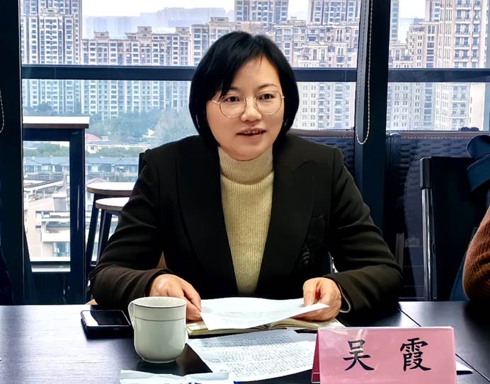 男人和女人在桌子前摆拍 AI 生成的内容可能不正确。