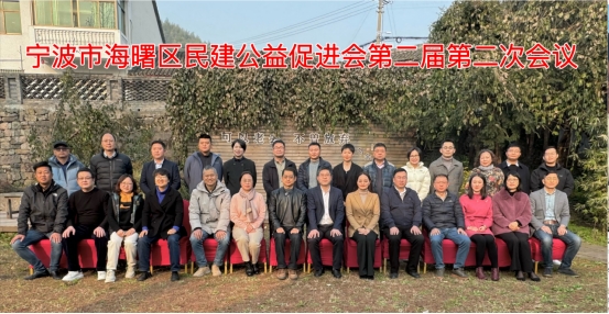 一群人站在一起拍照 中度可信度描述已自动生成