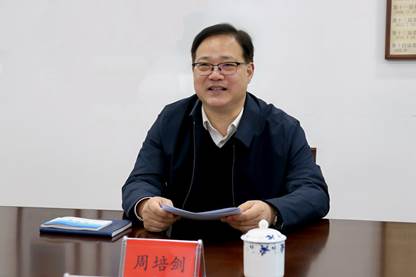 穿黑色衣服的人在桌子前 AI 生成的内容可能不正确。