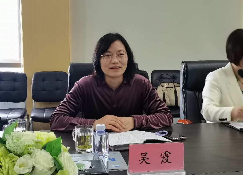 男人和女人在桌子边 低可信度描述已自动生成