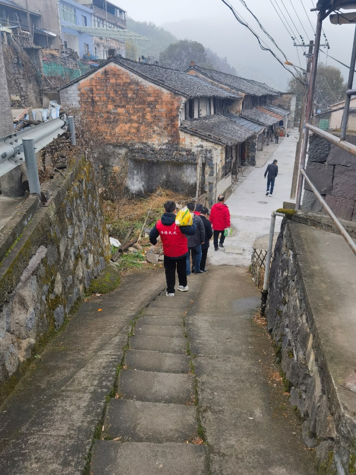 人们走在石头路上 描述已自动生成