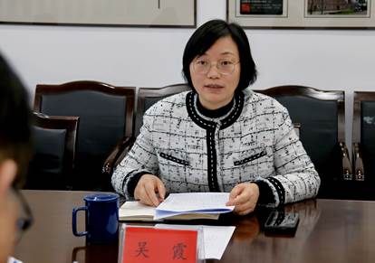 图片包含 人, 室内, 桌子, 男人 AI 生成的内容可能不正确。